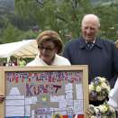 The King and Queen were given "Cheer up Art" by school children at Vangen (Photo: © AASTA BØRTE)